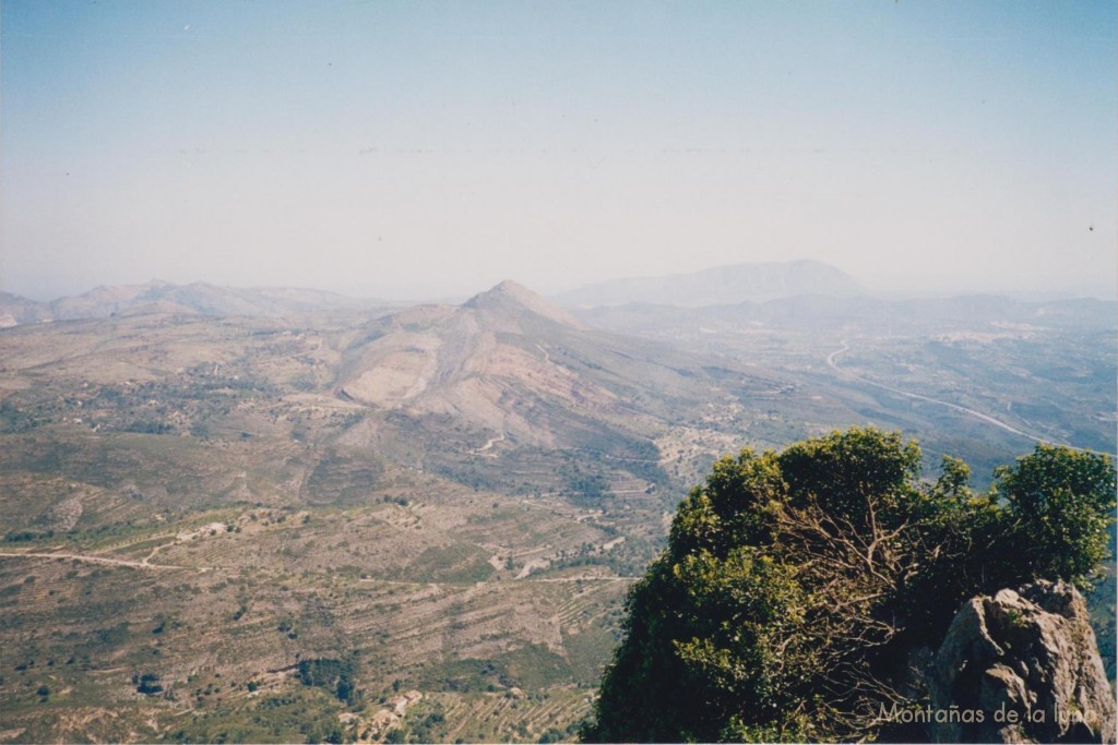Al fondo El Montgó, a la izquierda la Sierra de La Solana, en el centro la Serra Llarga, y a la derecha Benissa y la autopista desde la entrada del Forat de Bèrnia
